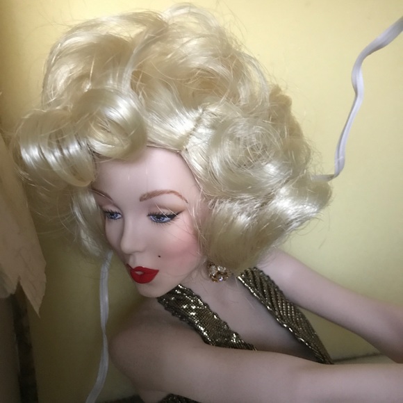 Stunning, brand new PERFECT Marilyn Monroe doll, never removed from her box! - Picture 2 of 11